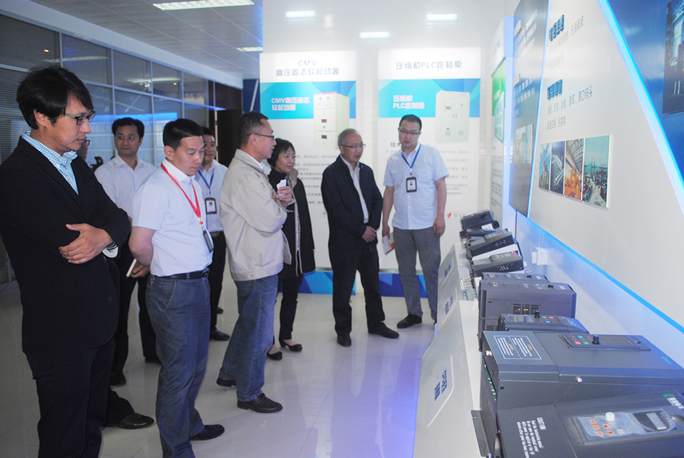 漢中經開區領導蒞臨西馳電氣參觀考察(圖1)