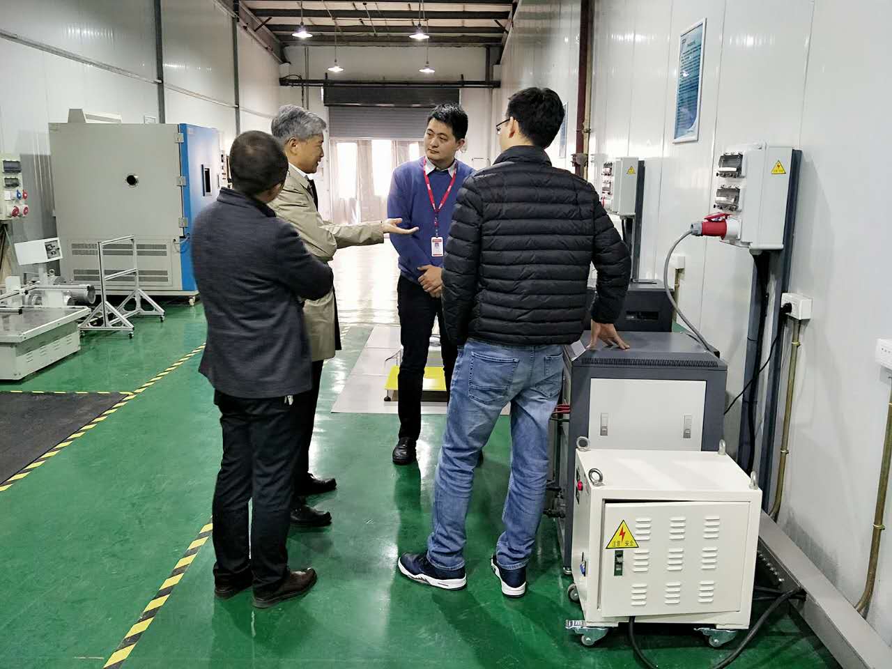 西安理工大鐘彥儒教授蒞臨集團研發中心考察指導(圖3) 西安理工大鐘彥儒教授蒞臨集團研發中心考察指導(圖3)